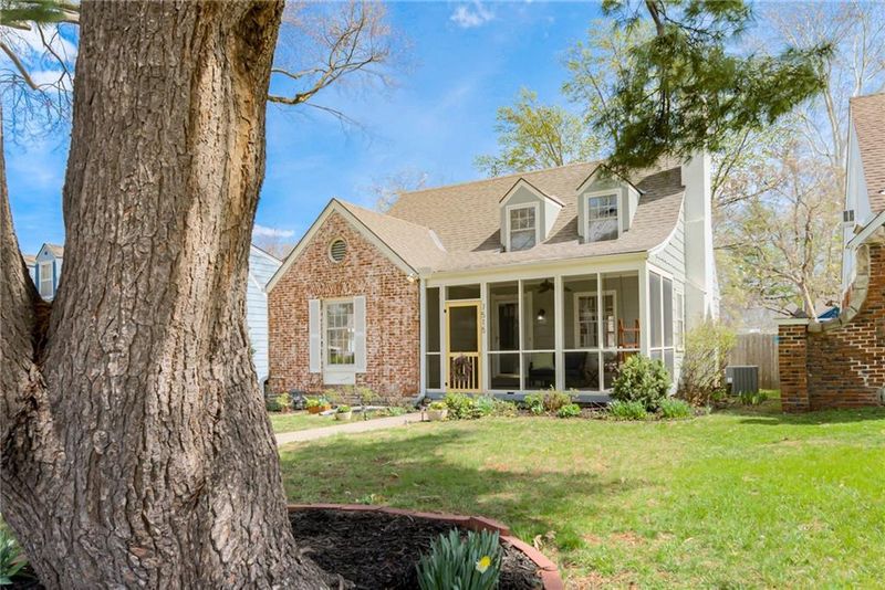 7515 Walnut St, Kansas City, MO 64114