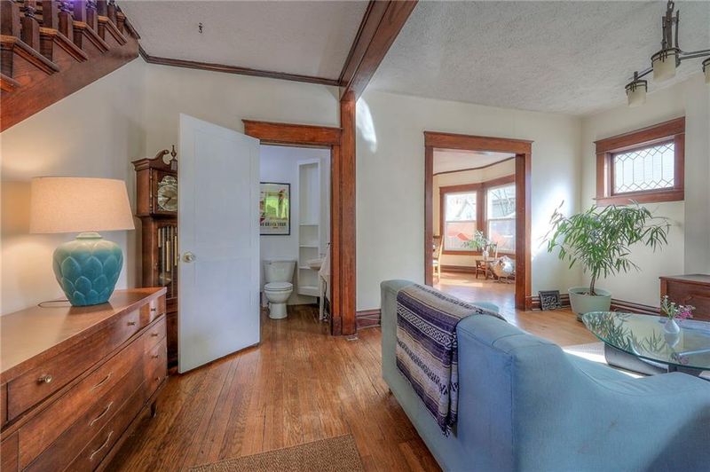 1016 W 41 St, Kansas City, MO 64111