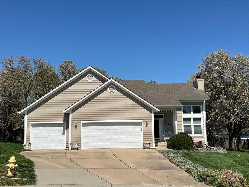 240 NE Victoria Pl, Lee's Summit, MO 64086
