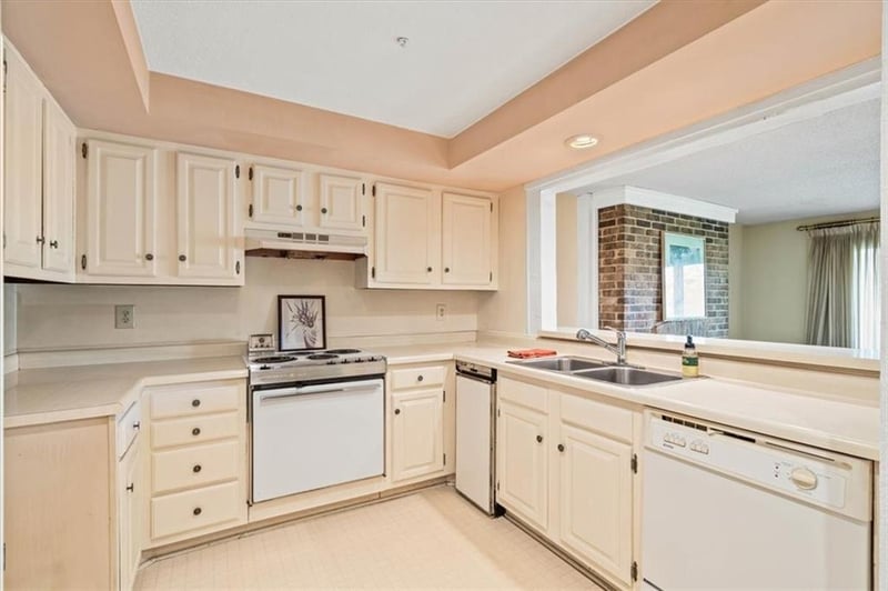 10746 Glenwood St #A, Overland Park, KS 66211