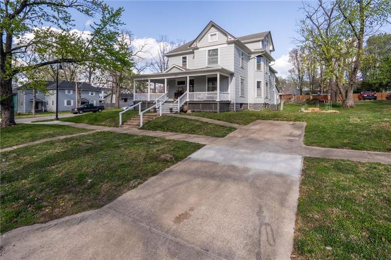 504 9th St, Baldwin City, KS 66006