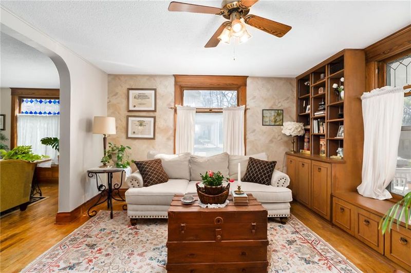 504 9th St, Baldwin City, KS 66006