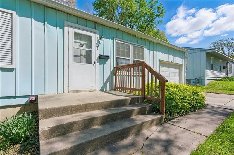 8604 E 93rd Pl, Kansas City, MO 64138