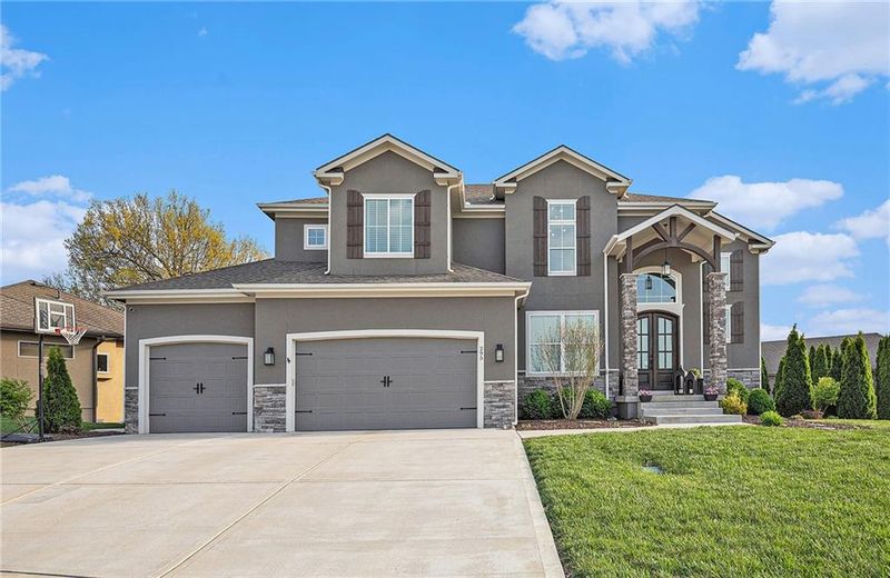 295 SW Point Shore Dr, Lee's Summit, MO 64082