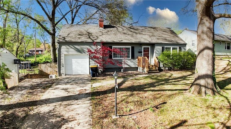 2922 NE 56th St, Kansas City, MO 64119