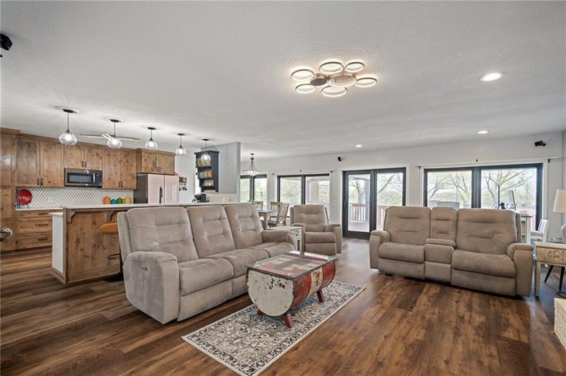 15 Emerald Shore Dr, Lake Tapawingo, MO 64015