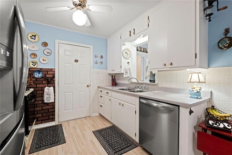 907 E 100th Ter, Kansas City, MO 64131