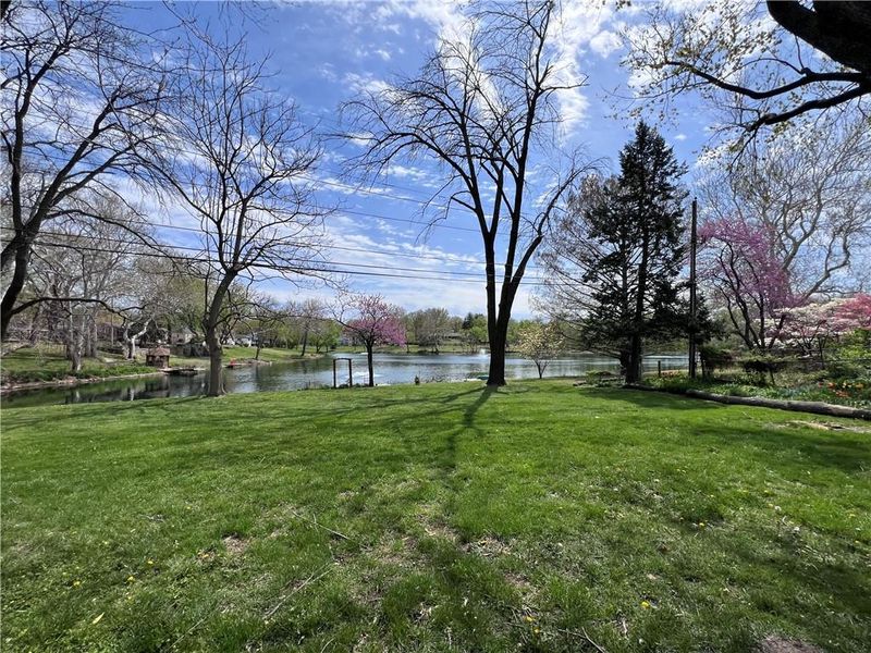 4307 E Red Bridge Rd, Kansas City, MO 64137