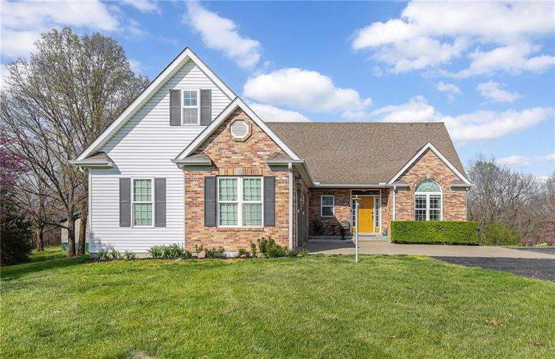 8 Asher Ln, Smithville, MO 64089