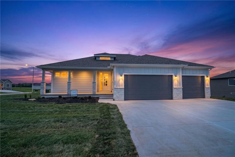 1811 Halls Creek Ave, Raymore, MO 64083