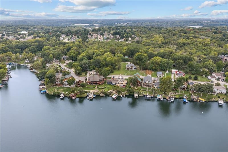 148 Beach Dr, Lake Tapawingo, MO 64015