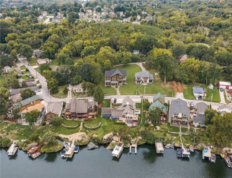 148 Beach Dr, Lake Tapawingo, MO 64015
