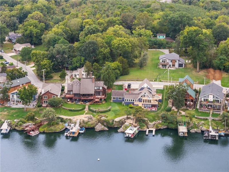 148 Beach Dr, Lake Tapawingo, MO 64015