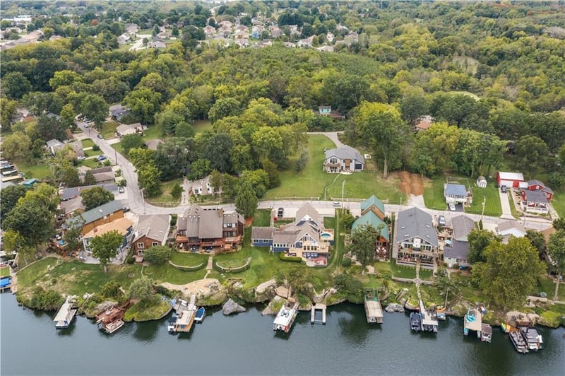 148 Beach Dr, Lake Tapawingo, MO 64015