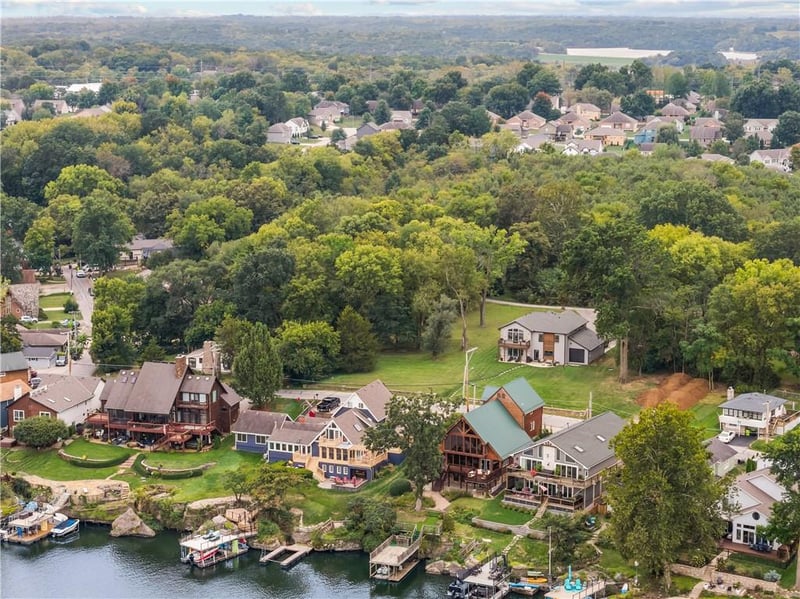 148 Beach Dr, Lake Tapawingo, MO 64015