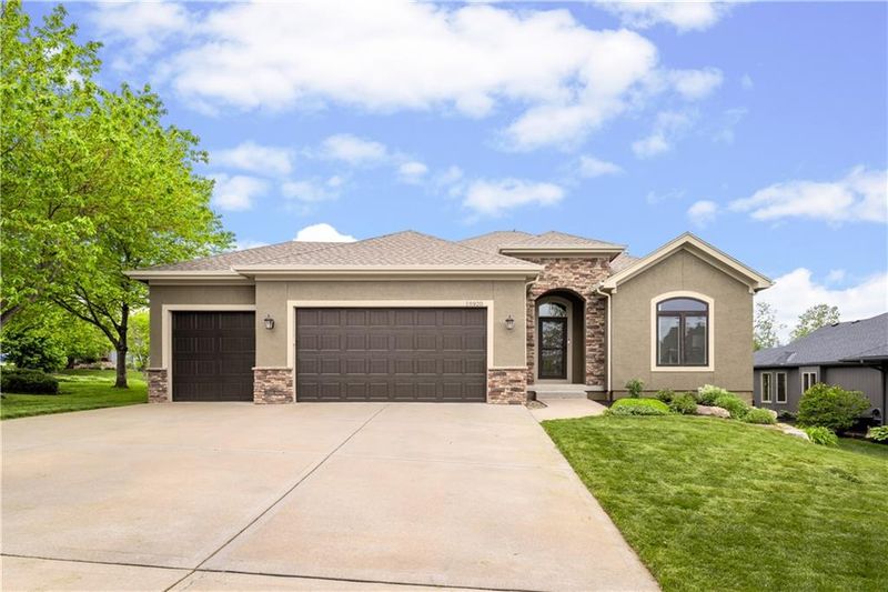 18920 W 99th Ter, Lenexa, KS 66220