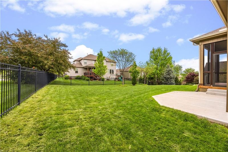 18920 W 99th Ter, Lenexa, KS 66220