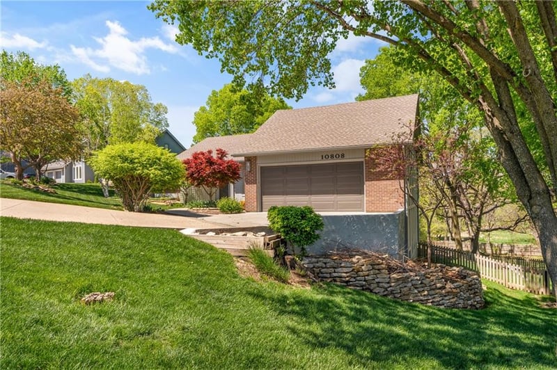 10808 W 109th St, Overland Park, KS 66210