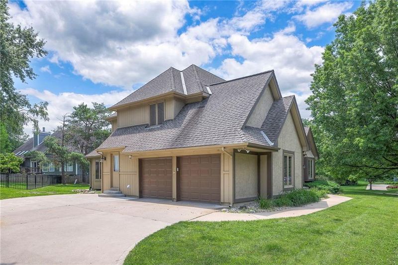 12704 Mohawk Cir, Leawood, KS 66209