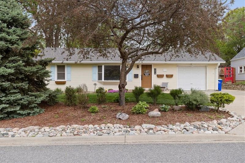 7518 W 64th Ter, Overland Park, KS 66202