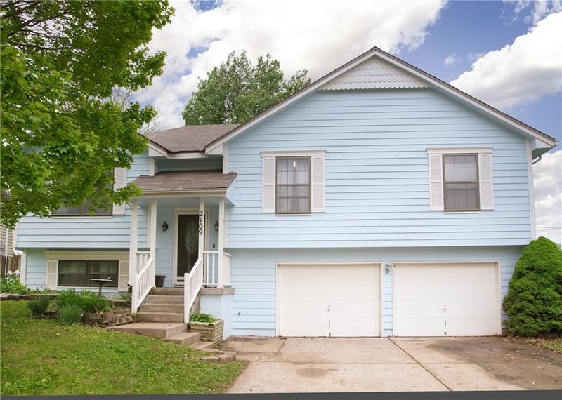 2109 NW Hidden Pointe Ct, Blue Springs, MO 64015