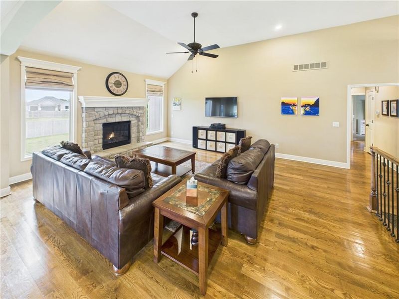 1808 Meadow Ln, Pleasant Hill, MO 64080