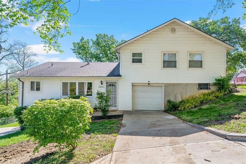2000 E 48th St, Kansas City, MO 64130