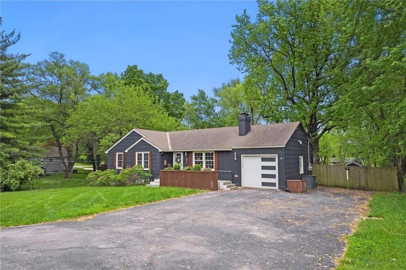 3415 W 95th St, Overland Park, KS 66206