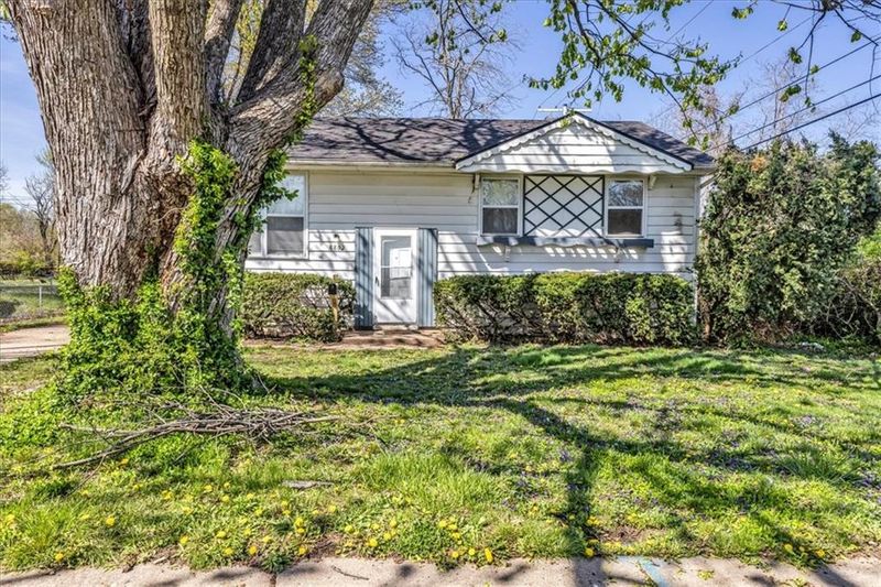 8802 E 92nd St, Kansas City, MO 64138