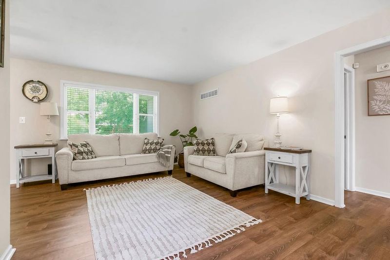 8321 Oak St, Kansas City, MO 64114