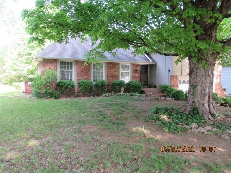 10414 Walrond Ave, Kansas City, MO 64137