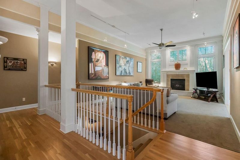 9915 Vista Dr, Lenexa, KS 66220