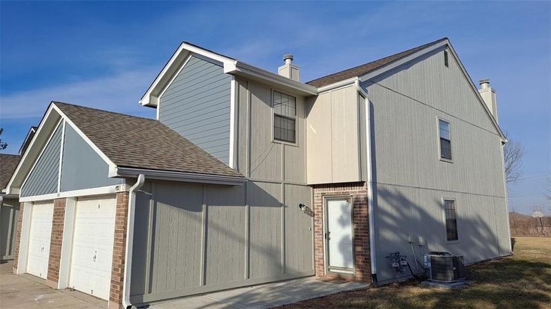 2121 Highridge Dr, Pleasant Hill, MO 64080
