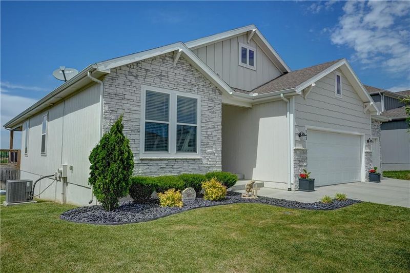 713 SE Colonial Dr, Blue Springs, MO 64014