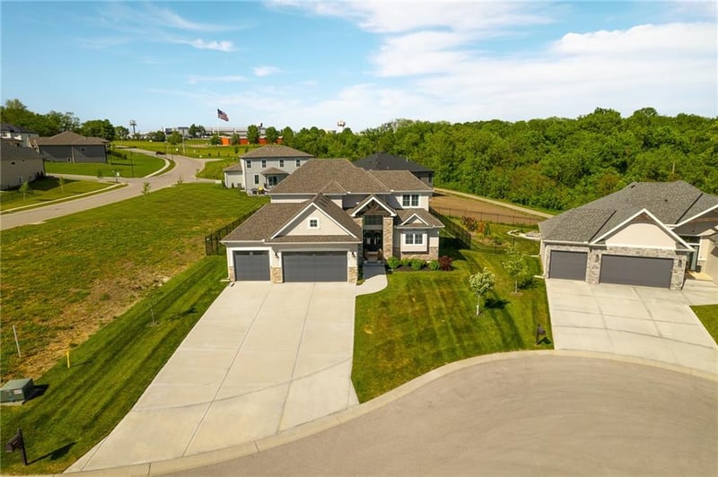 2705 NE Crestview St, Blue Springs, MO 64029