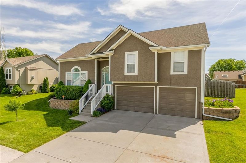 803 Crestridge Dr, Kearney, MO 64060