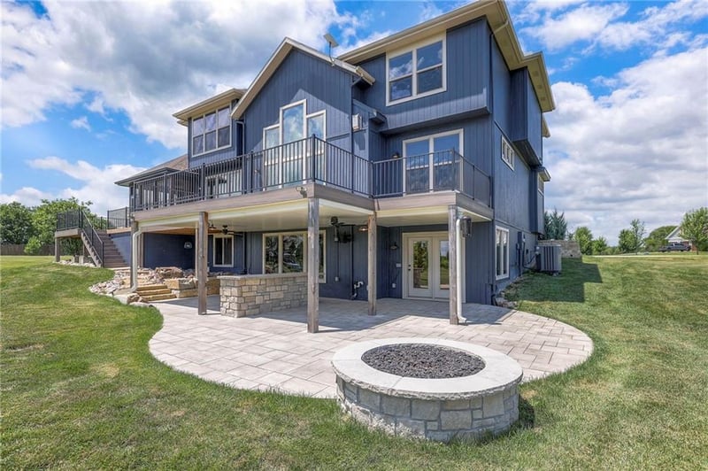 30601 E Hideaway Ln, Lee's Summit, MO 64086