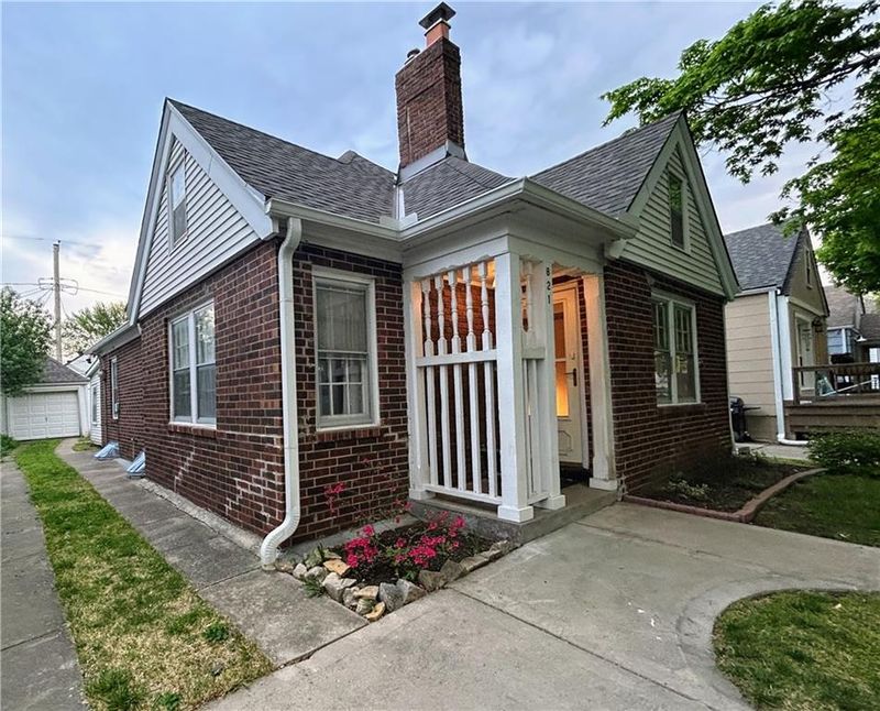 821 E 24th Ave, Kansas City, MO 64116