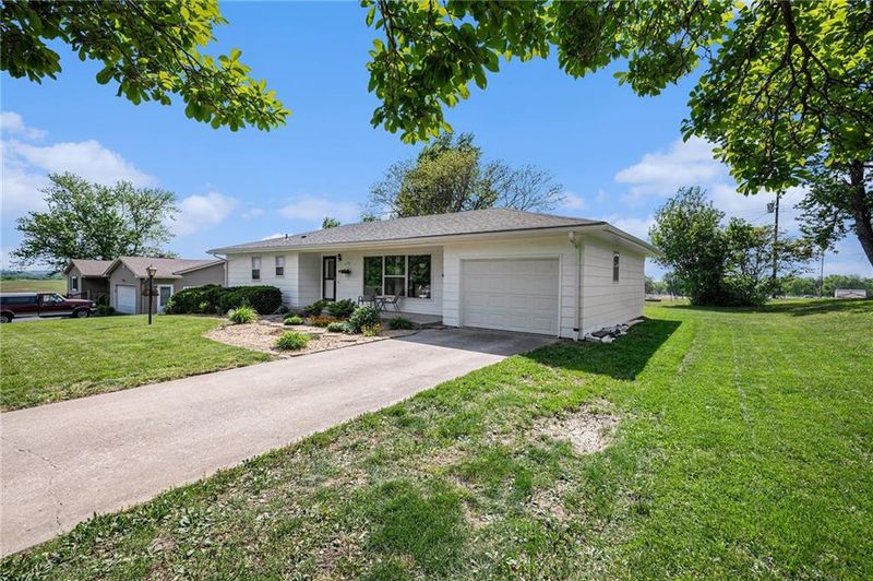 408 Clinton Dr, Gower, MO 64454