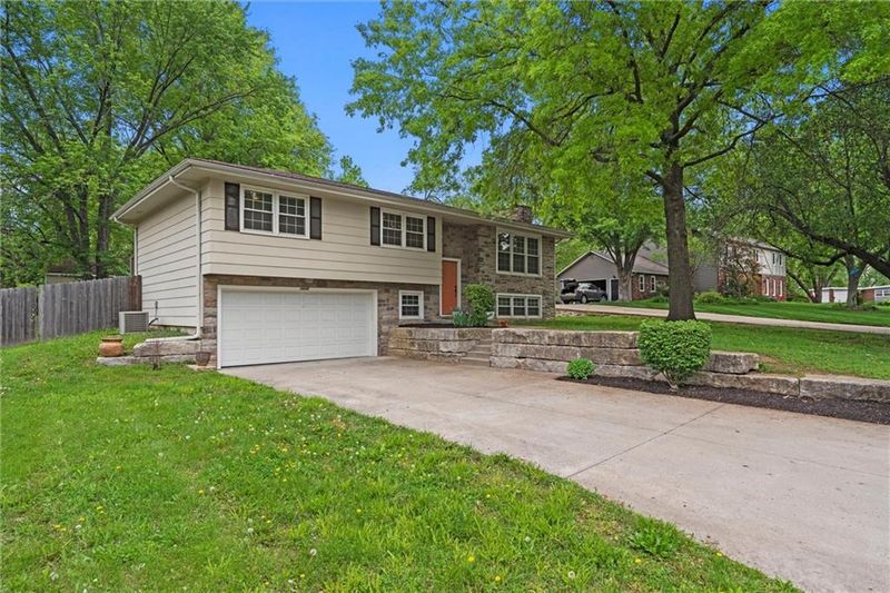 1010 W 27th St, Lawrence, KS 66046