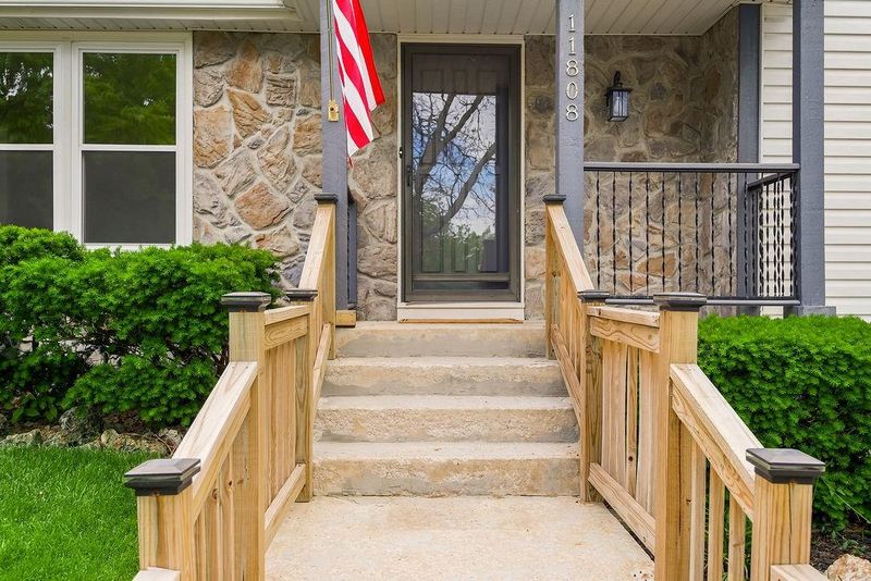 11808 Harrison Dr, Kansas City, MO 64131