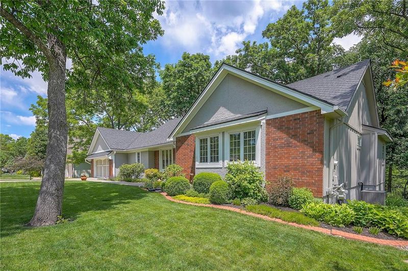 2400 W 162nd St, Stilwell, KS 66085