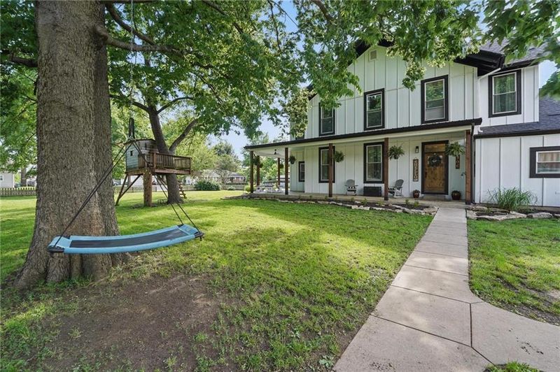 906 E Piankishaw St, Paola, KS 66071