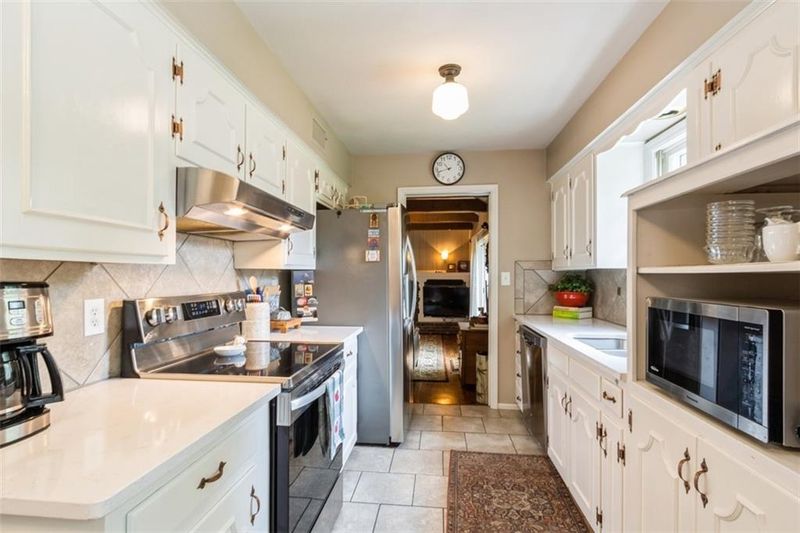 9613 Dearborn St, Overland Park, KS 66207