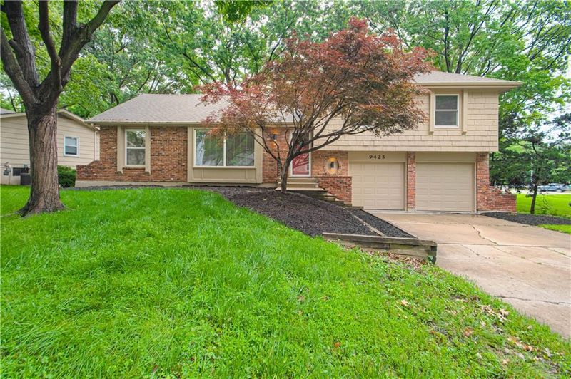9425 Carter Dr, Overland Park, KS 66212