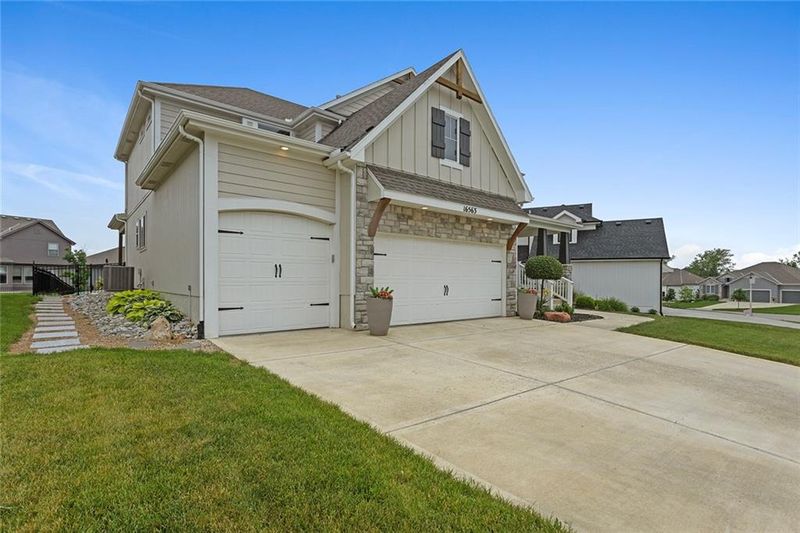16563 S Lichtenauer Dr, Olathe, KS 66062