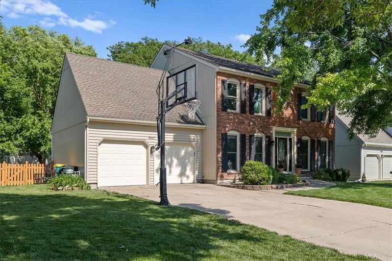 9327 Tomashaw Ln, Lenexa, KS 66219