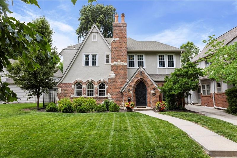 660 Romany Rd, Kansas City, MO 64113