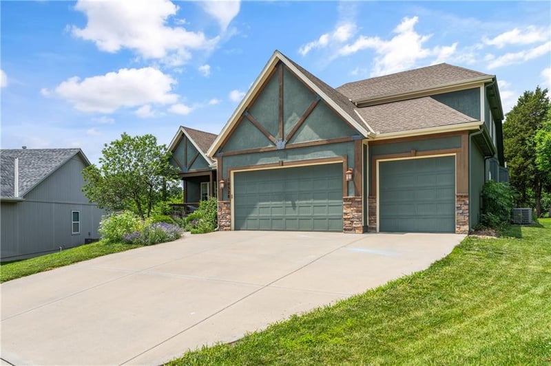 10528 W 49th Pl, Shawnee, KS 66203