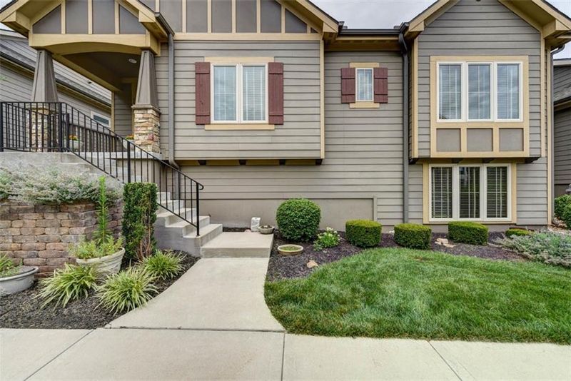8558 Barstow St, Lenexa, KS 66219